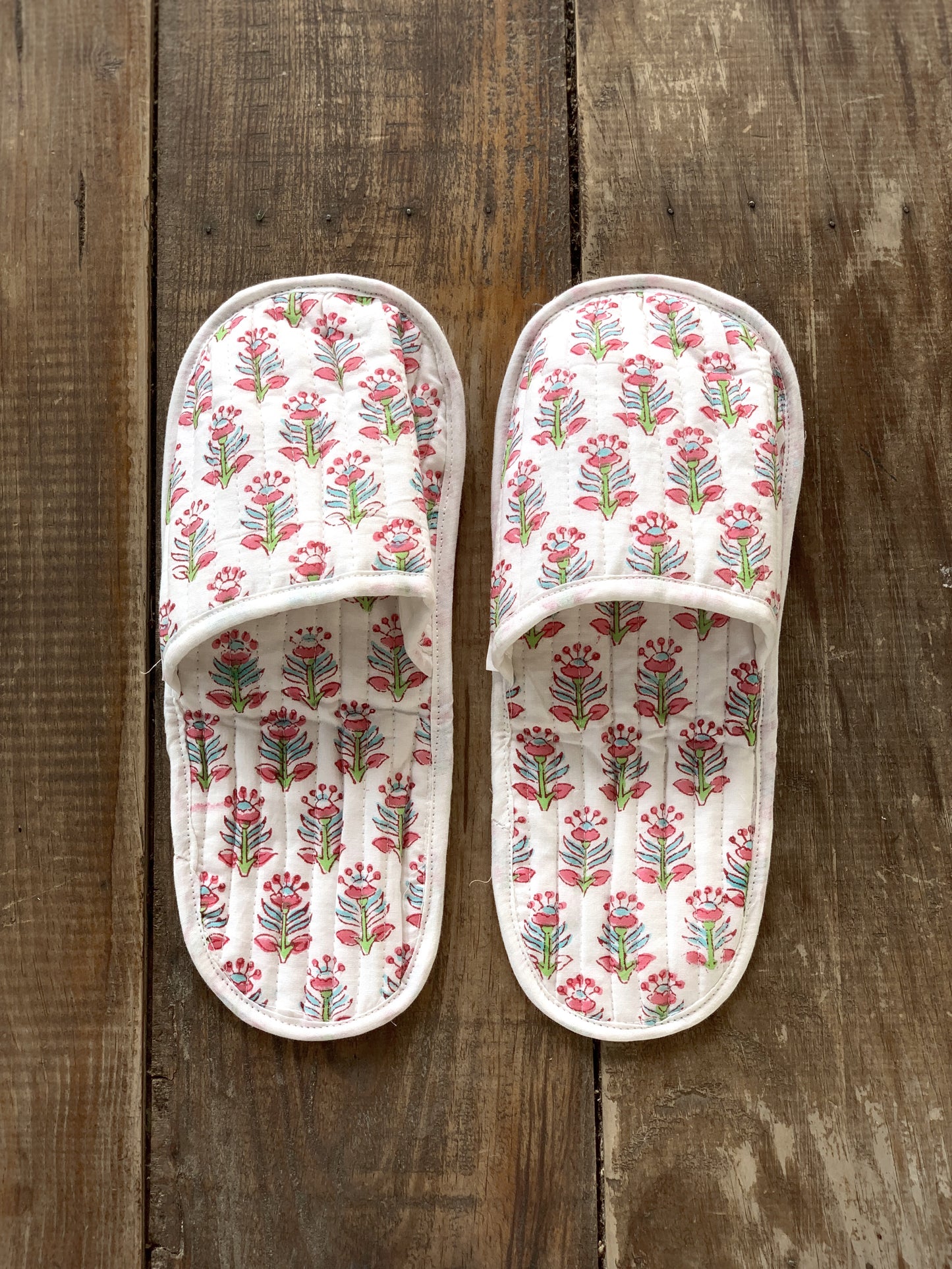 SET regalo baño · Scrunchie coletero, bolsa de aseo & zapatillas a juego · Algodón puro estampado block print en India · Rosa azul