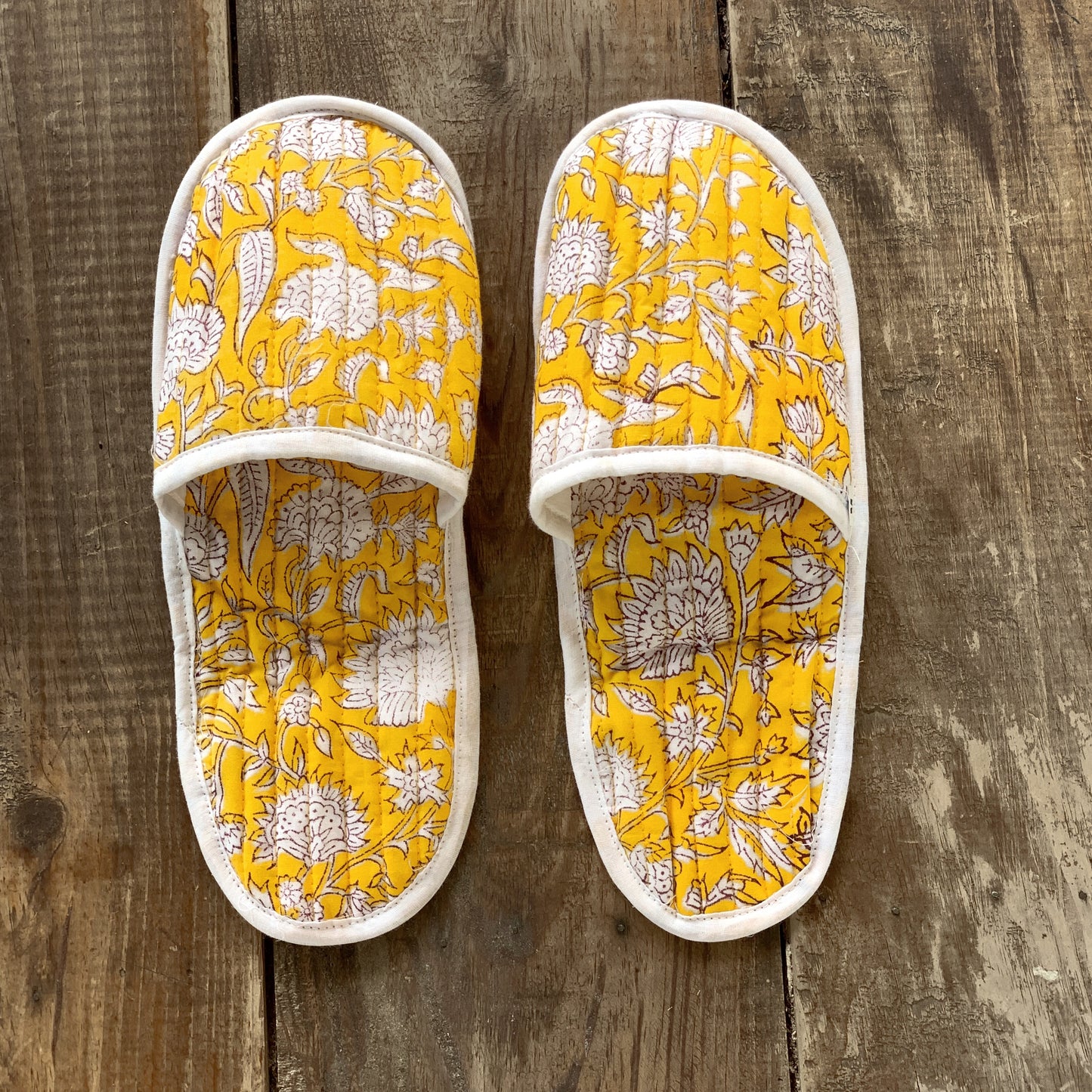 SET regalo baño · Scrunchie coletero, bolsa de aseo & zapatillas a juego · Algodón puro estampado block print en India · Gris amarillo