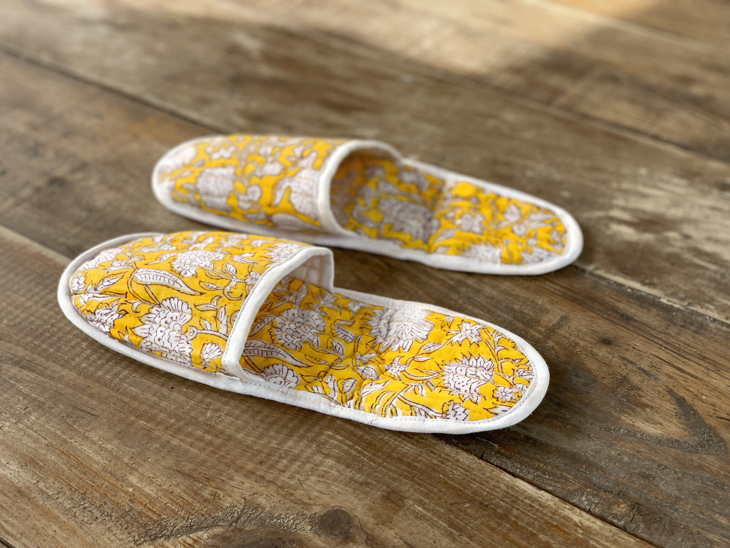 SET regalo baño · Scrunchie coletero, bolsa de aseo & zapatillas a juego · Algodón puro estampado block print en India · Gris amarillo