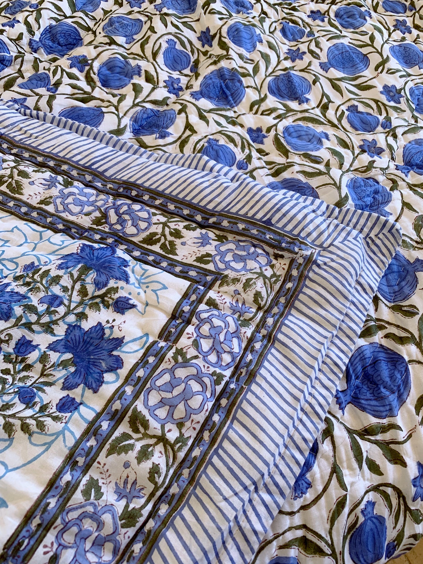 Jaipuri Razai · Edredón de algodón 100% · Hecho en India · Impresión artesanal block print · Reversible flores granadas azul · Queen size/ Individual
