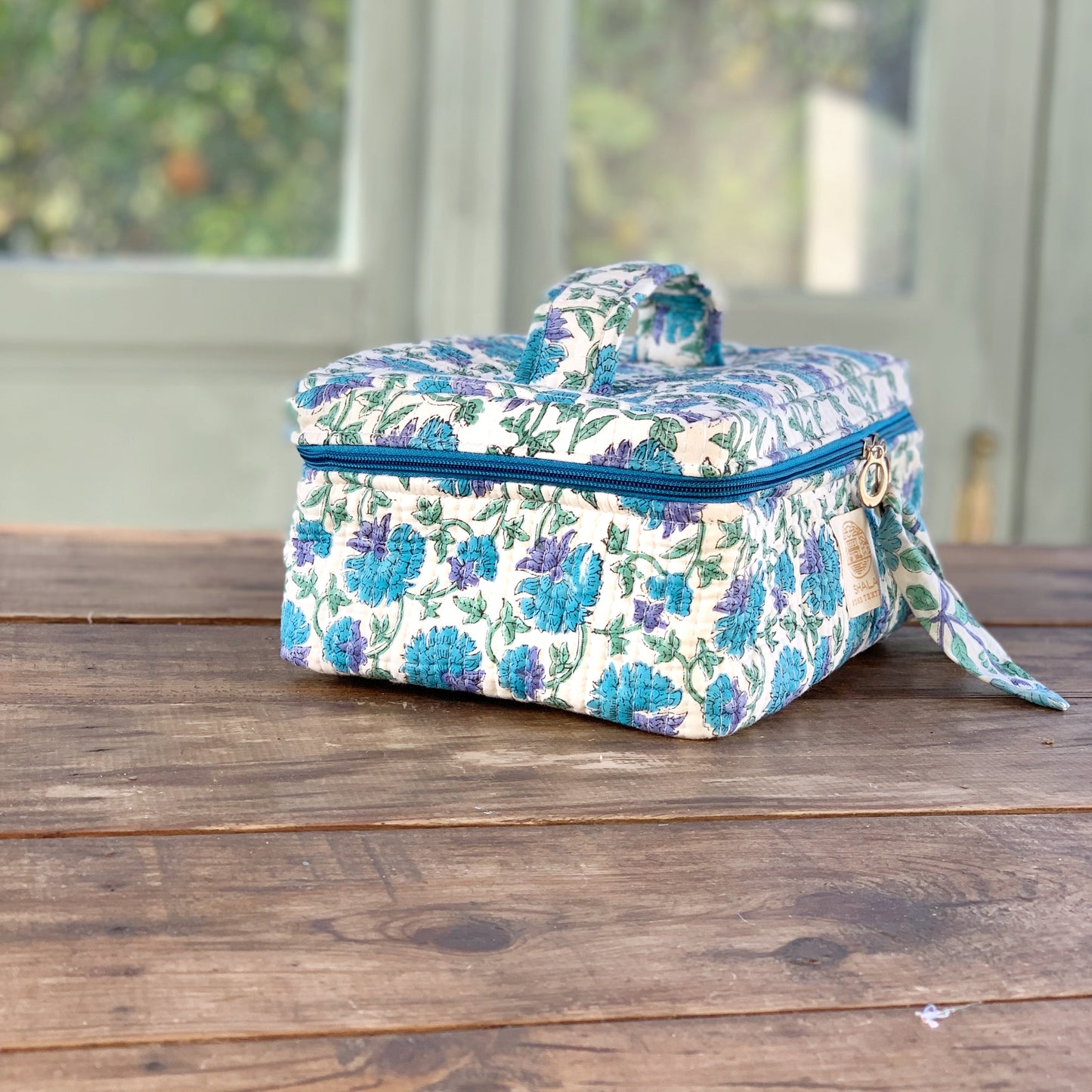SET regalo baño · Scrunchie coletero, bolsa de aseo & zapatillas a juego · Algodón puro estampado block print en India · Azul mix