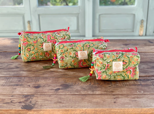 Copia de Bolsa de aseo enguatada · Algodón puro estampado block print en India · Bolsa de maquillaje acolchada, portatodo · Verde flores rosas