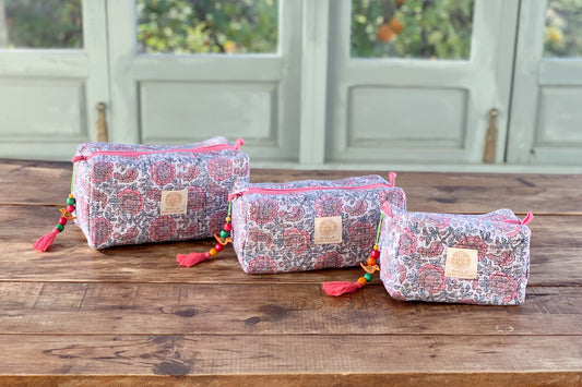 Bolsa de aseo enguatada · Algodón puro estampado block print en India · Bolsa de maquillaje acolchada, portatodo · Gris flores rosas