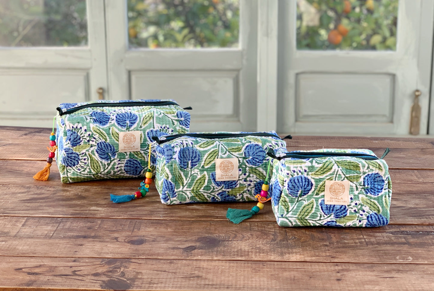 Bolsa de aseo enguatada · Algodón puro estampado block print en India · Bolsa de maquillaje acolchada, portatodo · Blanco flores verde azul