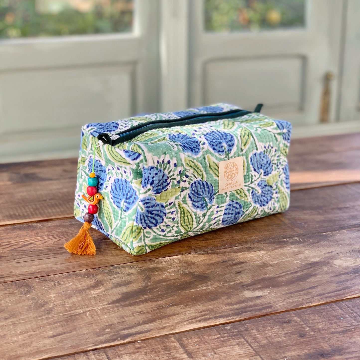 Bolsa de aseo enguatada · Algodón puro estampado block print en India · Bolsa de maquillaje acolchada, portatodo · Blanco flores verde azul