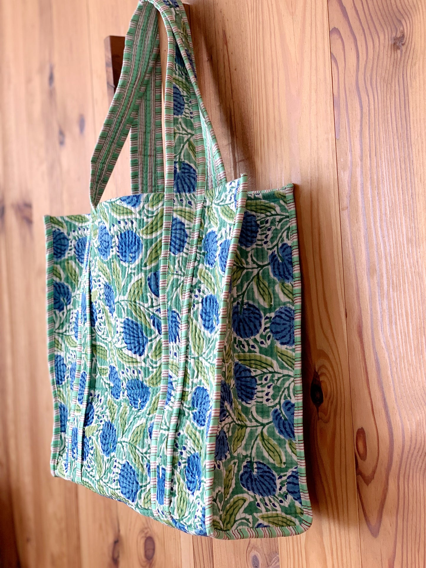 Copia de Bolso tote acolchado · Algodón puro estampado block print en India · Bolso hombro enguatado boho hindú · Flores verde azul