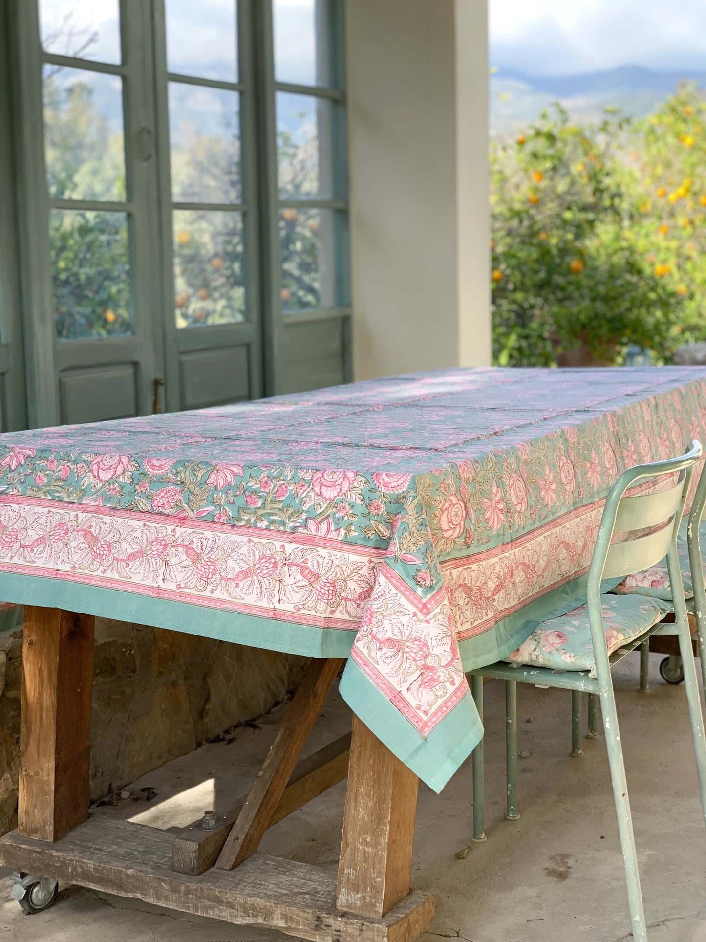 Mantel algodón puro estampado block print artesanal en India · Seis comensales · Mantel boho chic 100% algodón hindú · Flores turquesa rosa