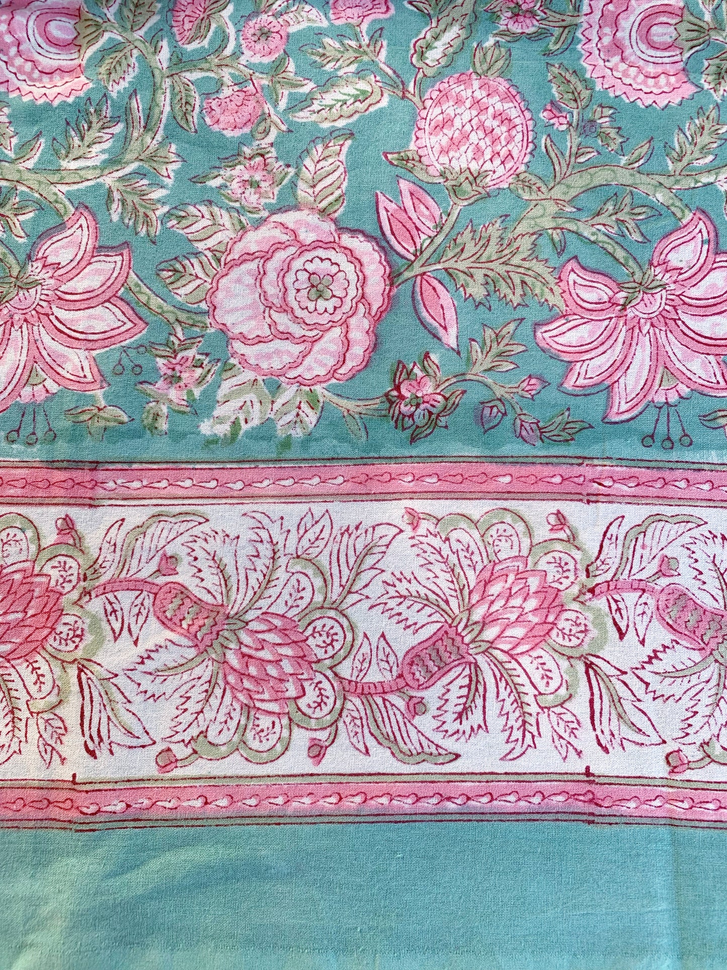 Mantel algodón puro estampado block print artesanal en India · Seis comensales · Mantel boho chic 100% algodón hindú · Flores turquesa rosa