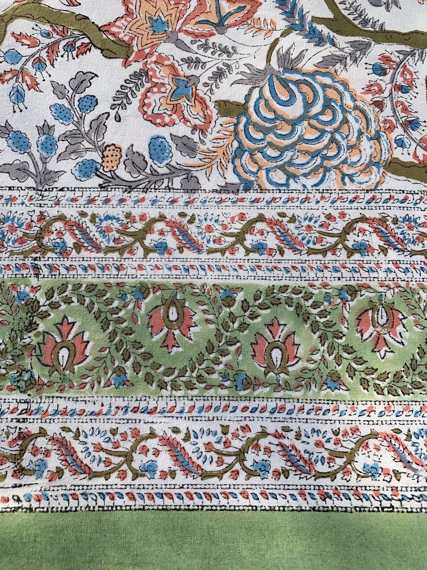 Mantel algodón puro estampado block print artesanal en India · Seis comensales · Mantel boho chic 100% algodón hindú · Flores verde salmón