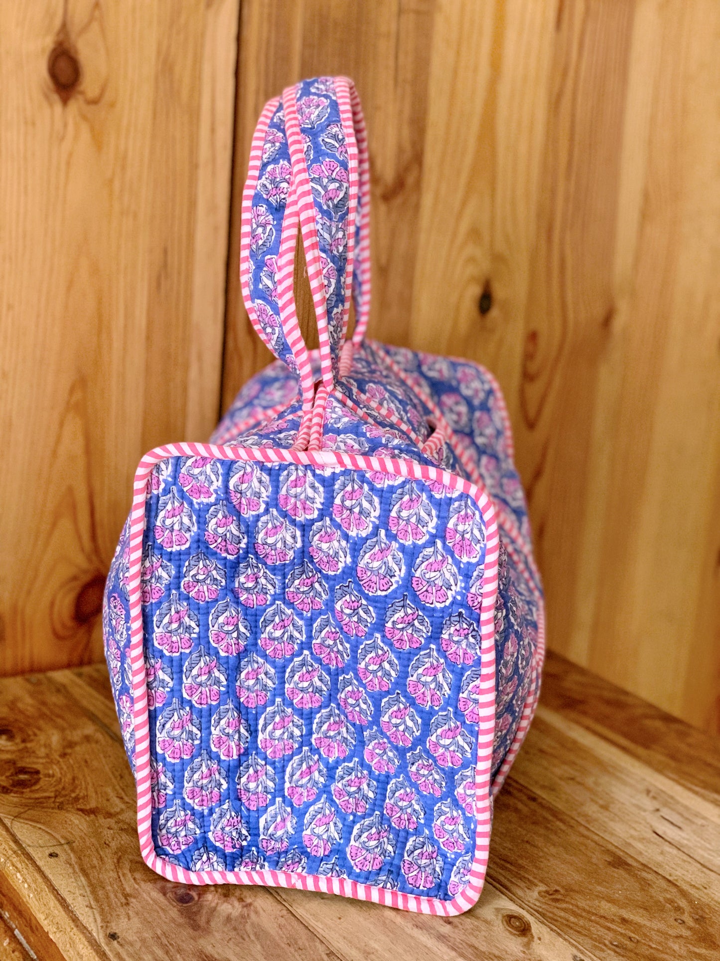 Bolsa viaje fin de semana gimnasio acolchada · Algodón puro estampado block print en India · Bolso bebé enguatado boho hindú · Flores azul rosa