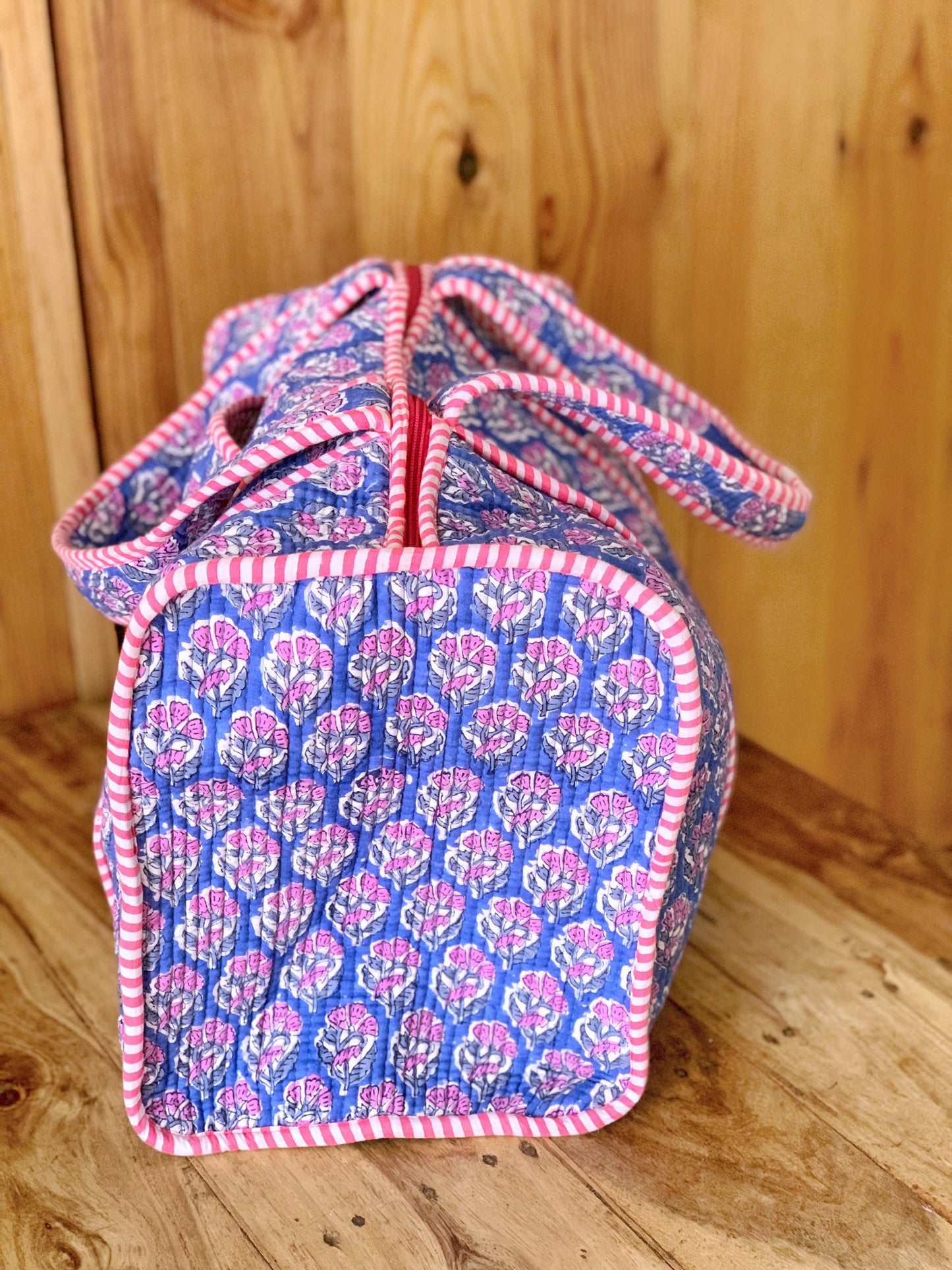 Bolsa viaje fin de semana gimnasio acolchada · Algodón puro estampado block print en India · Bolso bebé enguatado boho hindú · Flores azul rosa