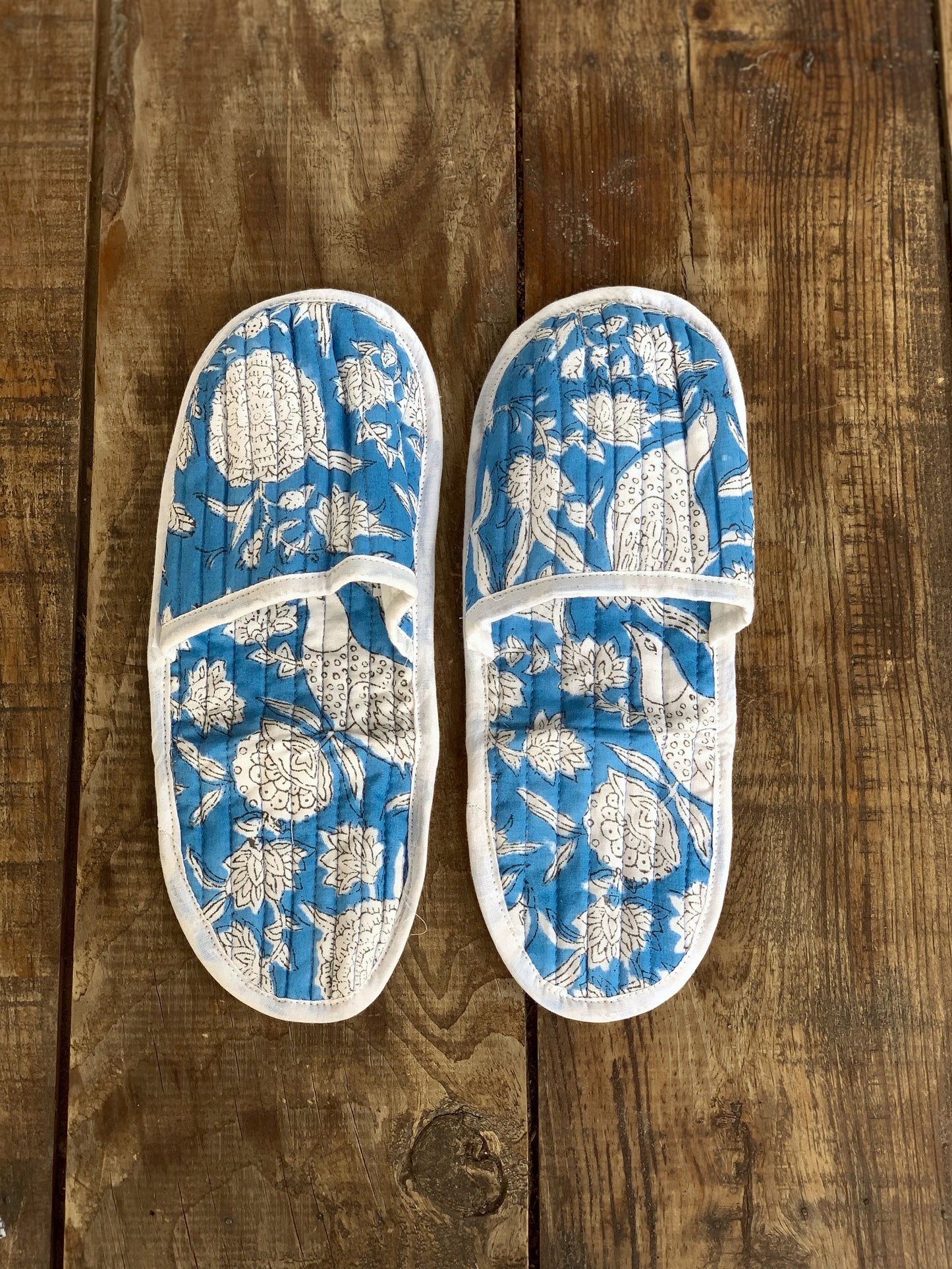 Zapatillas de viaje enguatadas con bolsa a juego · Algodón puro estampado block print en India · Zapatillas de baño ducha · Azul flor blanco